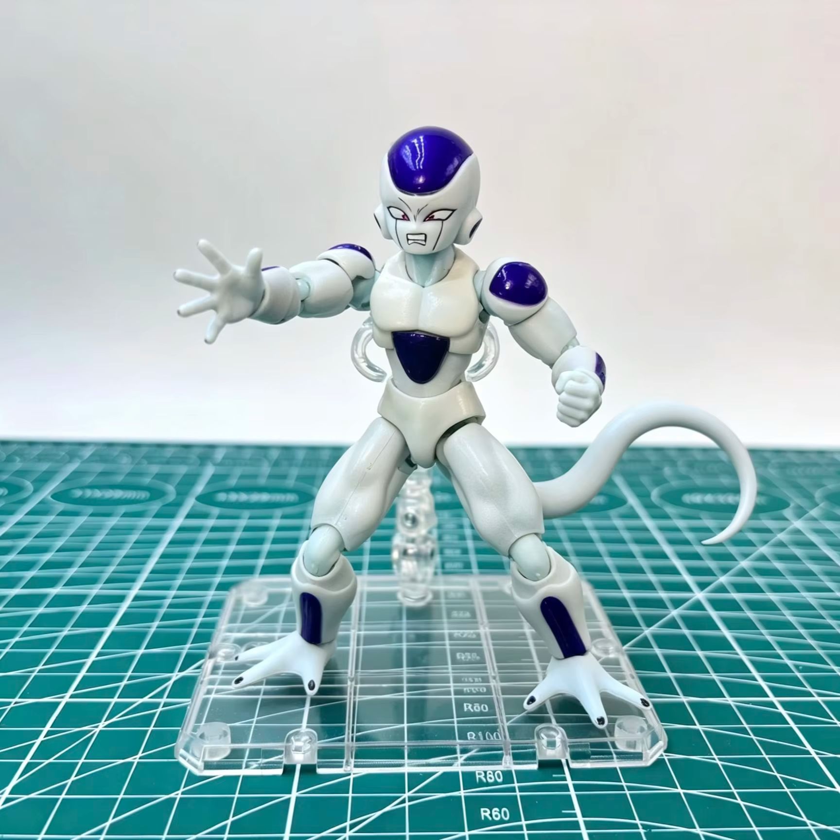 バンダイ S.H.Figuarts ドラゴンボール第四形態宇 - Model Kit Frieza のレビューと価格